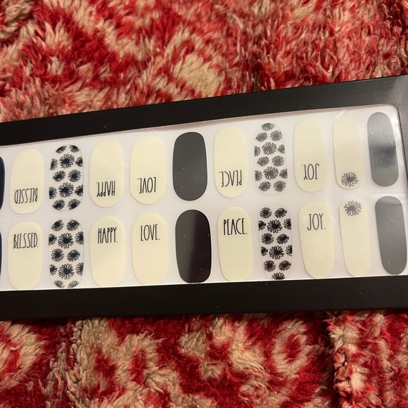 2/$20 Rae Dunn Nail Wrap DAISIES NWT HTF - Picture 3 of 4